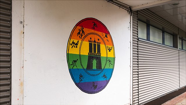 Regenbogenfarbiges Hinweisschild