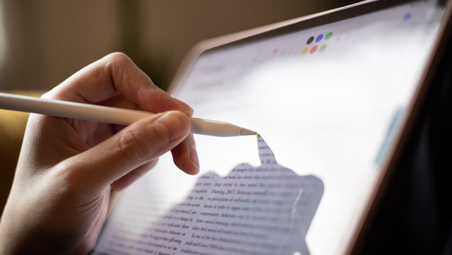 210104_Tablet_Lernen-7070-640 Nahaufnahme von einem Ipad. Eine Person hält den Pen in der Hand und klickt damit auf den Bildschirm