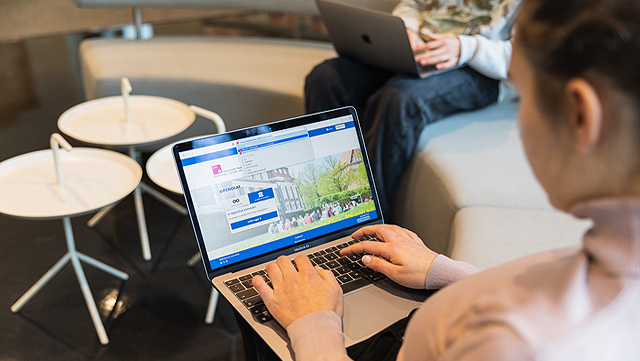 Passwortänderung-7024-640 Zwei Personen sitzen mit ihren Laptops auf einem Sofa. Man sieht der einen Person über die Schulter und erkennt den Bildschirm. Auf dem Bildschirm sieht man eine geöffnete Webseite.